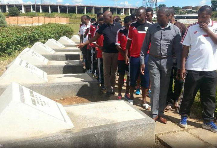 Perezida wa FERWAFA n'Amavubi basura imva z'abazize impanuka.