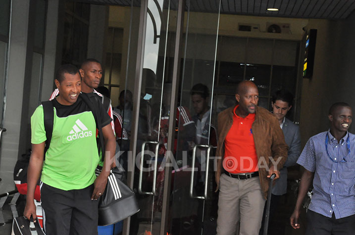 Perezida wa Ferwafa n'umuvugizi wayo ku kibuga cy'indege i Kanombe.