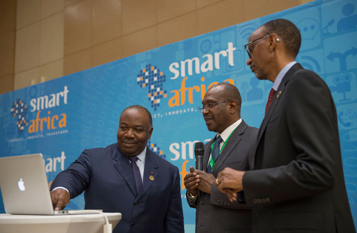 Perezida wa Gabon, Ali Bongo, mu kumurika no gutangiza ku mugaragaro imwe mu mishinga ya SmartAfrica.