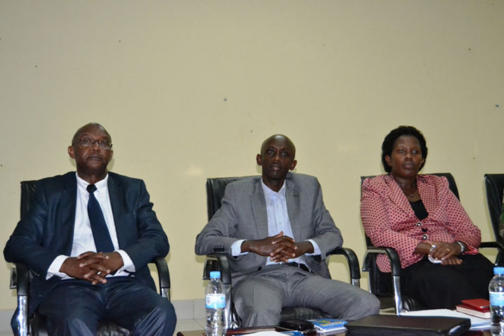 L-R: Prof Kalisa Mbanda, perezida wa Komisiyo y'amatora, Minsitiri Kaboneka na Guverineri Uwamaliya mu mwiherero n'abayobozi. 