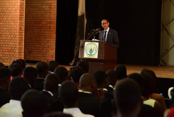 Perezida Kagame yaganirije abanyeshuri bashya bagiye kwiga muri Amerika 