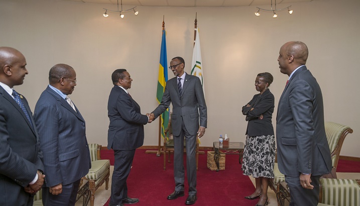 Perezida Kagame ubwo yahuraga na Minisitiri Mahiga.