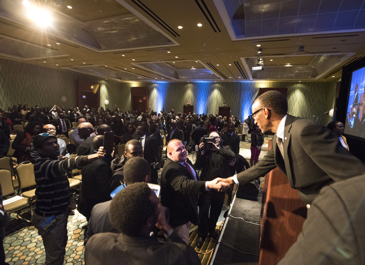 Perezida Kagame asubuza abitabiriye ikiganiro 