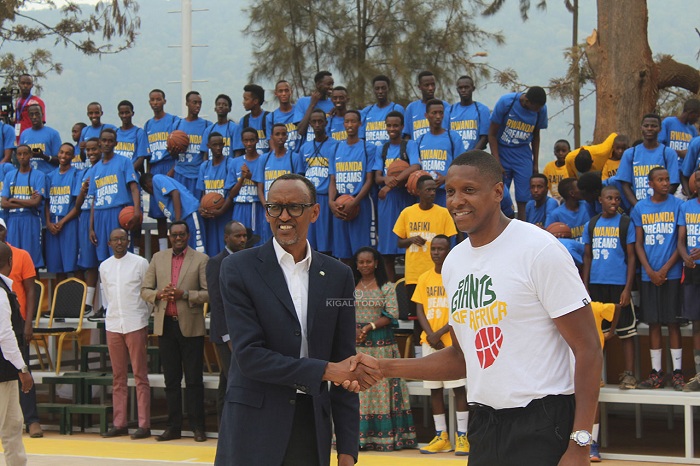 Perezida Kagame na Masai Ujiri ubwo yari mu Rwanda muri Kanama 2017 mu muhango wo gutaha ku mugaragaro ikibuga cya Basketball giherereye kuri Club Rafiki i Nyamirambo