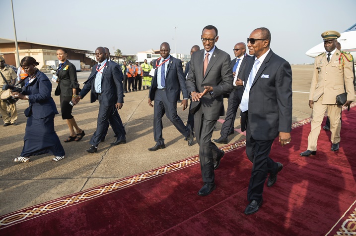 Perezida Kagame ubwo yari ageze i Conakry, yakiriwe na mugenzi we Alpha Conde.
