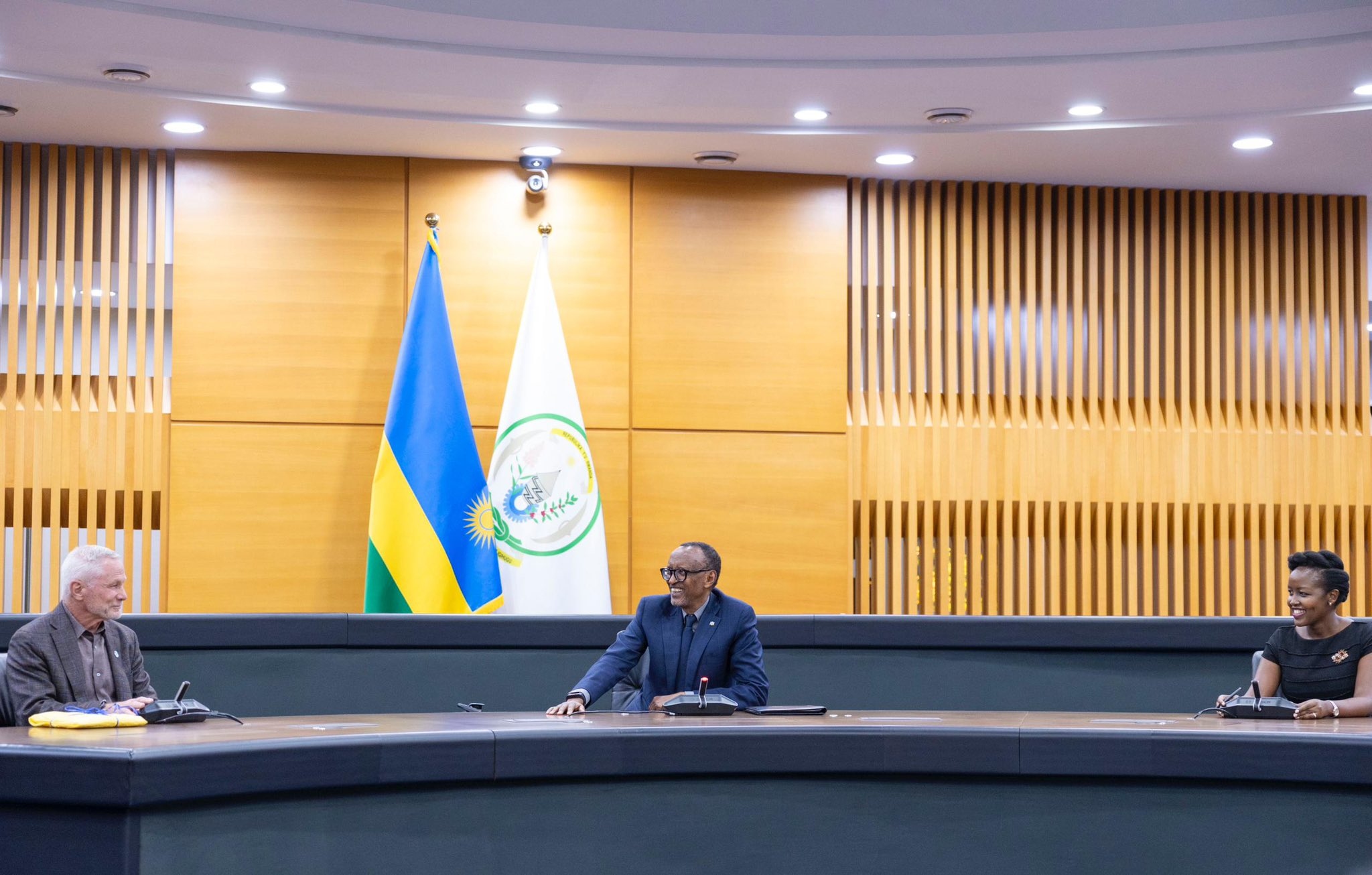 Perezida Kagame yabakiriye ari kumwe na Minsitiri Ingabire Paula