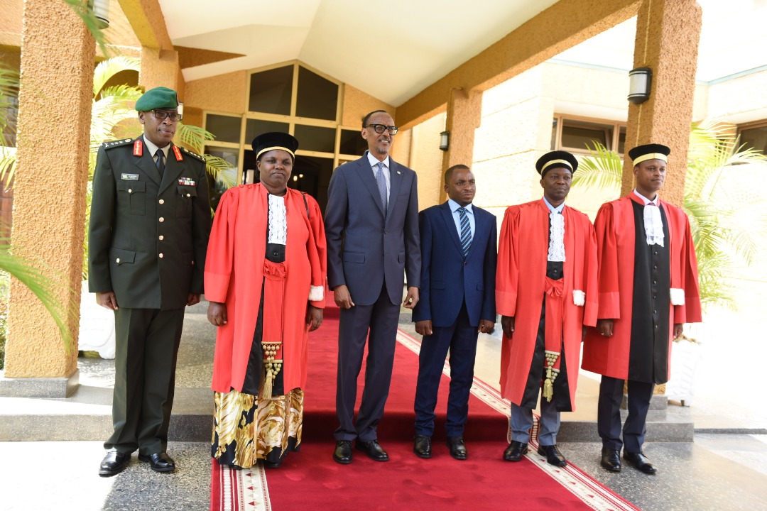 Perezida Kagame yafashe ifoto hamwe n'abarahiye