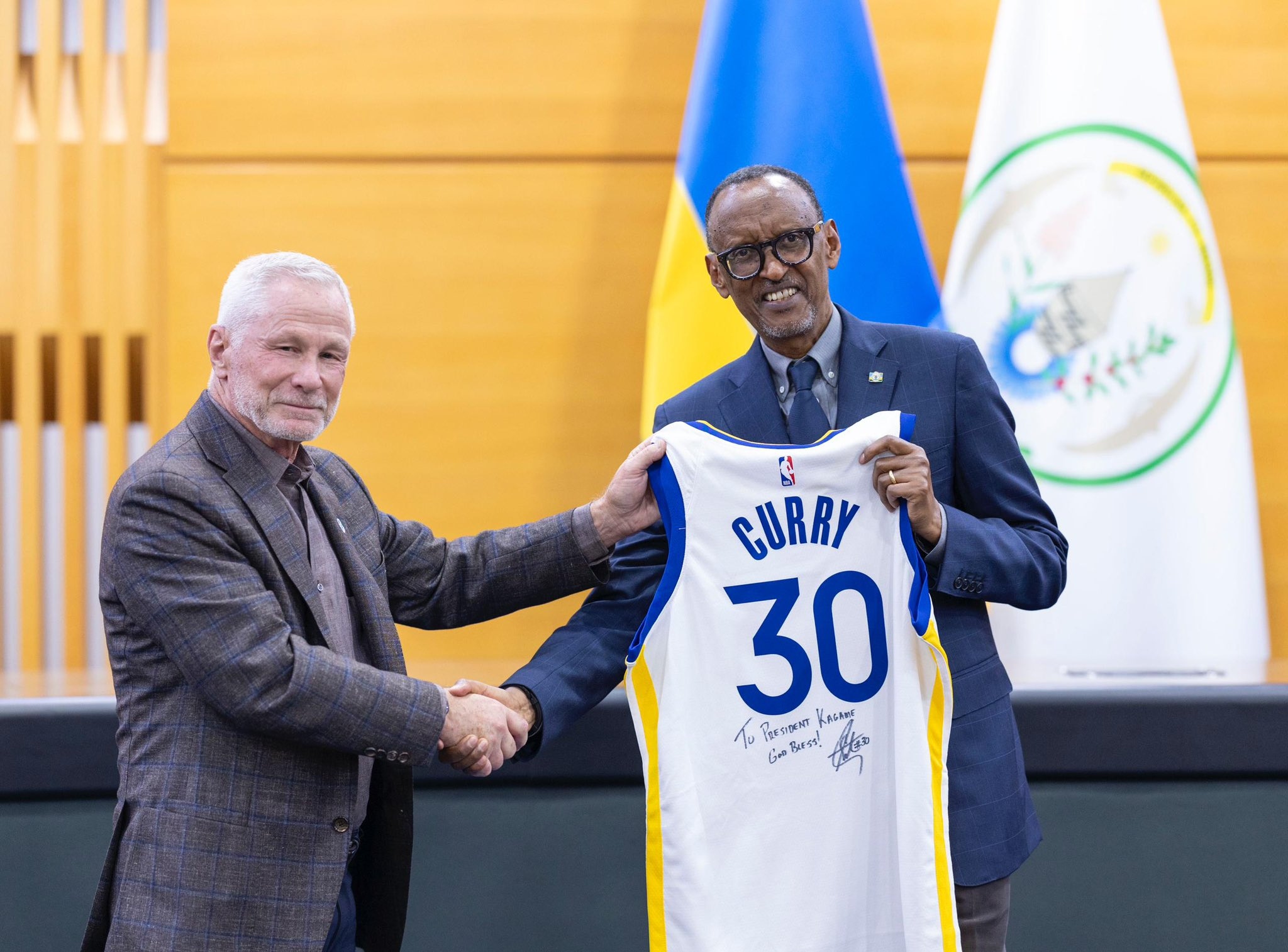 Perezida Kagame yahawe umwambaro w'Umukinnyi wa Basketball muri Amerika, Stephen Curry