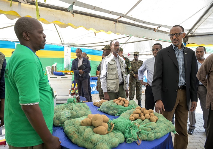 Perezida Kagame yanasuye ibikorwa by'abikorera.