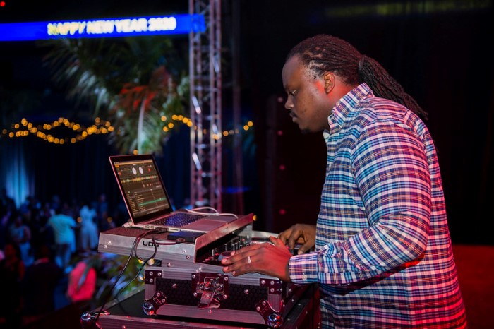 DJ Miller ni we wafashaga abantu gususuruka muri iki gitaramo