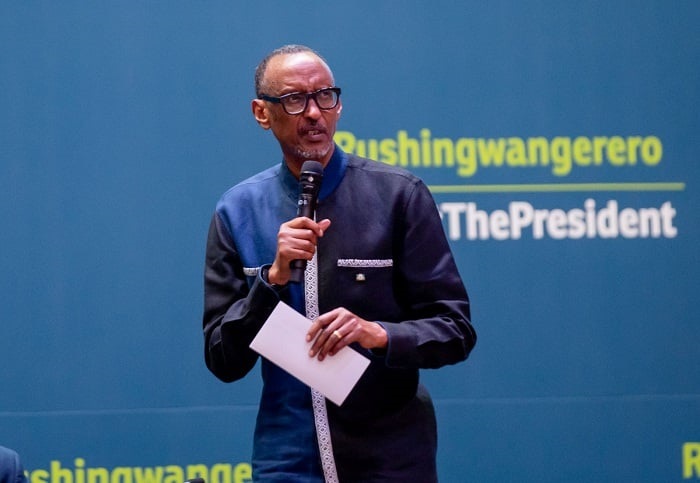 Perezida Paul Kagame ubwo yahuraga na ba Rushingwangerero