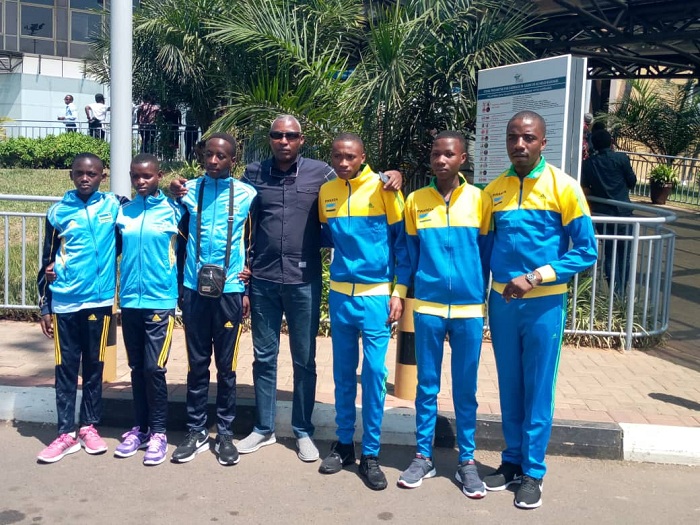 Perezida w'Ishyirahamwe ry'Imikino Ngororamubiri mu Rwanda, Mubiligi Fidèle (hagati) yahaye impanuro abo bakinnyi batandatu mbere y'uko bahaguruka mu Rwanda