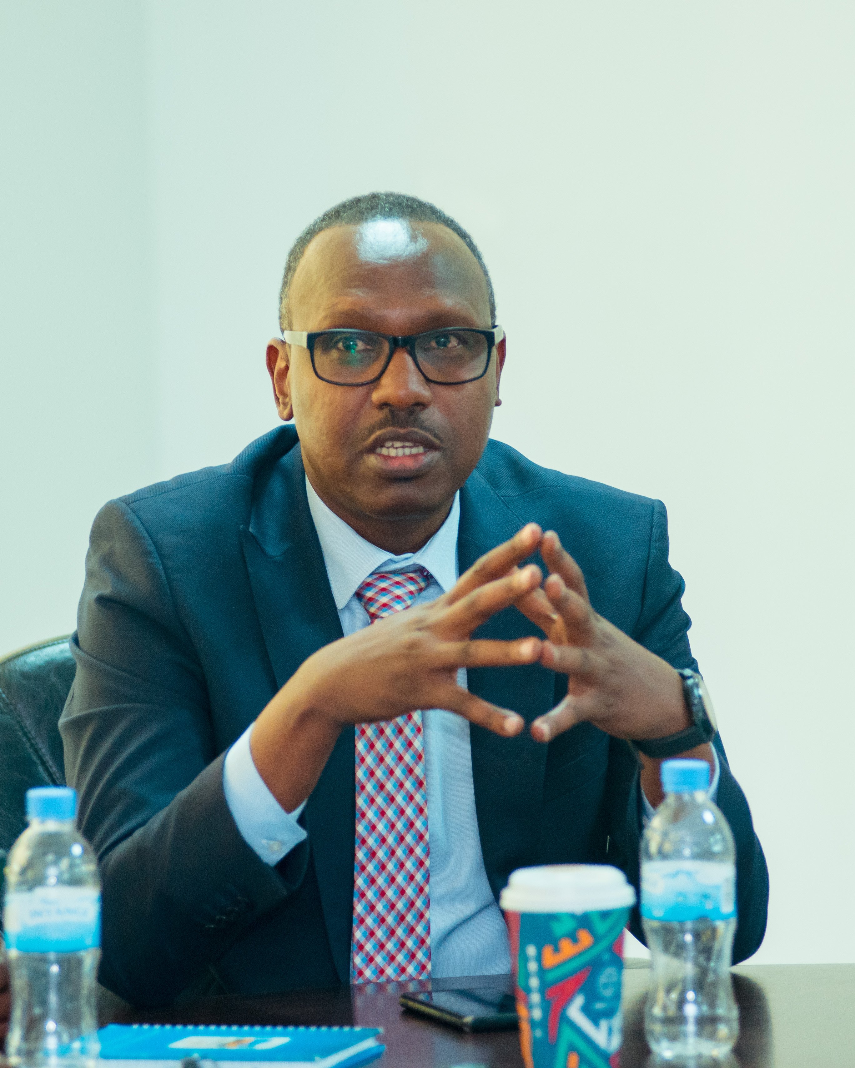 Perezida w'ishyirahamwe ry'umukino wa Volleyball mu Rwanda Raphael Ngarambe mu nteko rusange y'uyu munsi