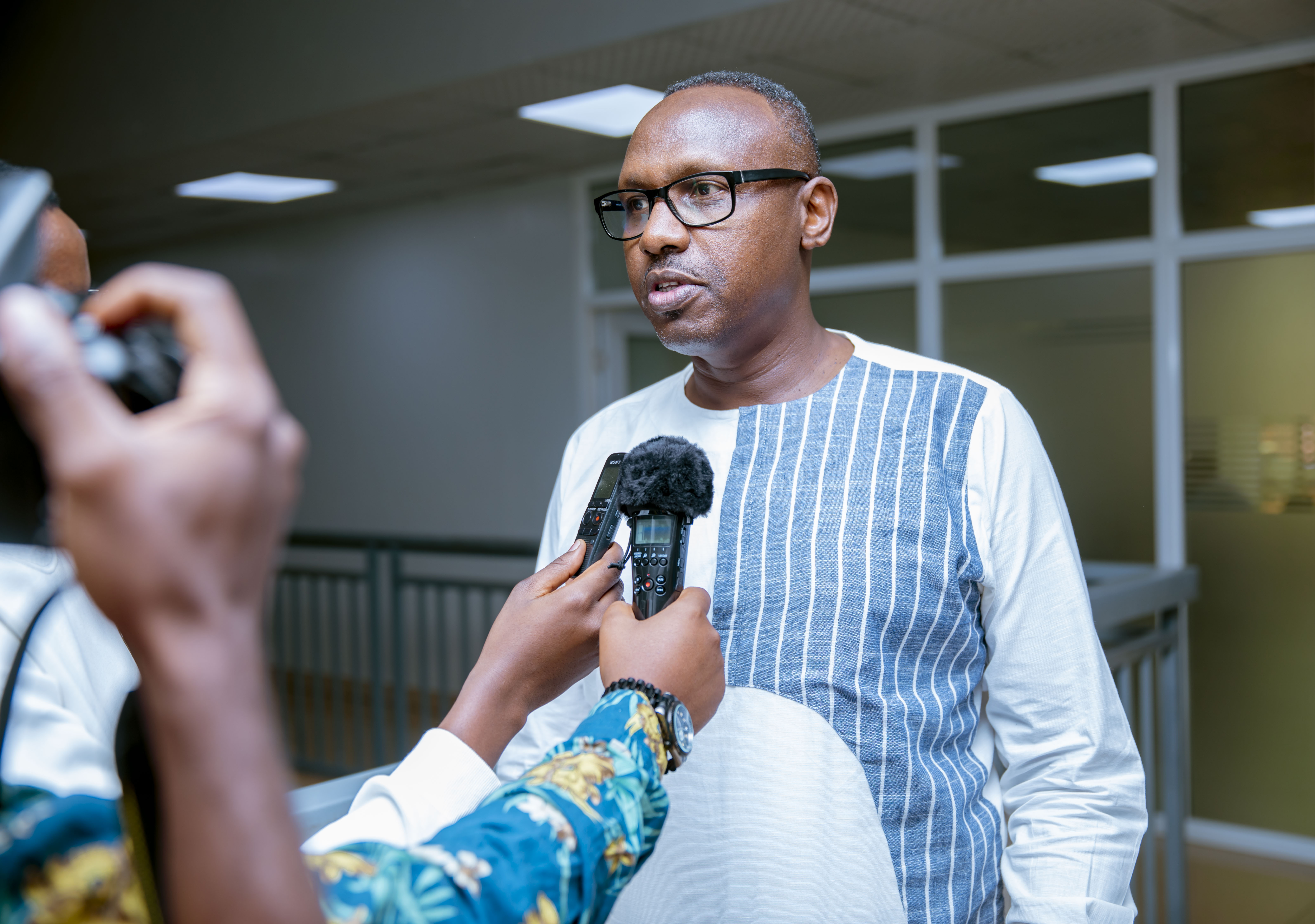 Perezida wa Federasiyo ya Volleyball Ngarambe Raphael aganira n'itangazamakuru