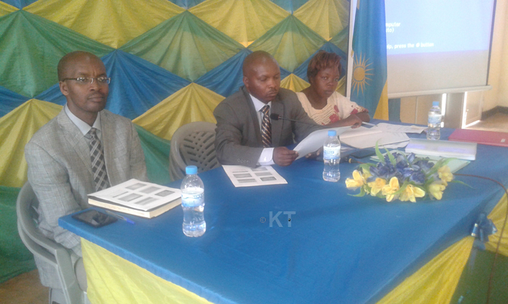 Perezida wa njyanama Dr Ndabamenye (uri hagati) asanga gukorera hamwe nk'ikipe bizakomeza kubavana mu bukene