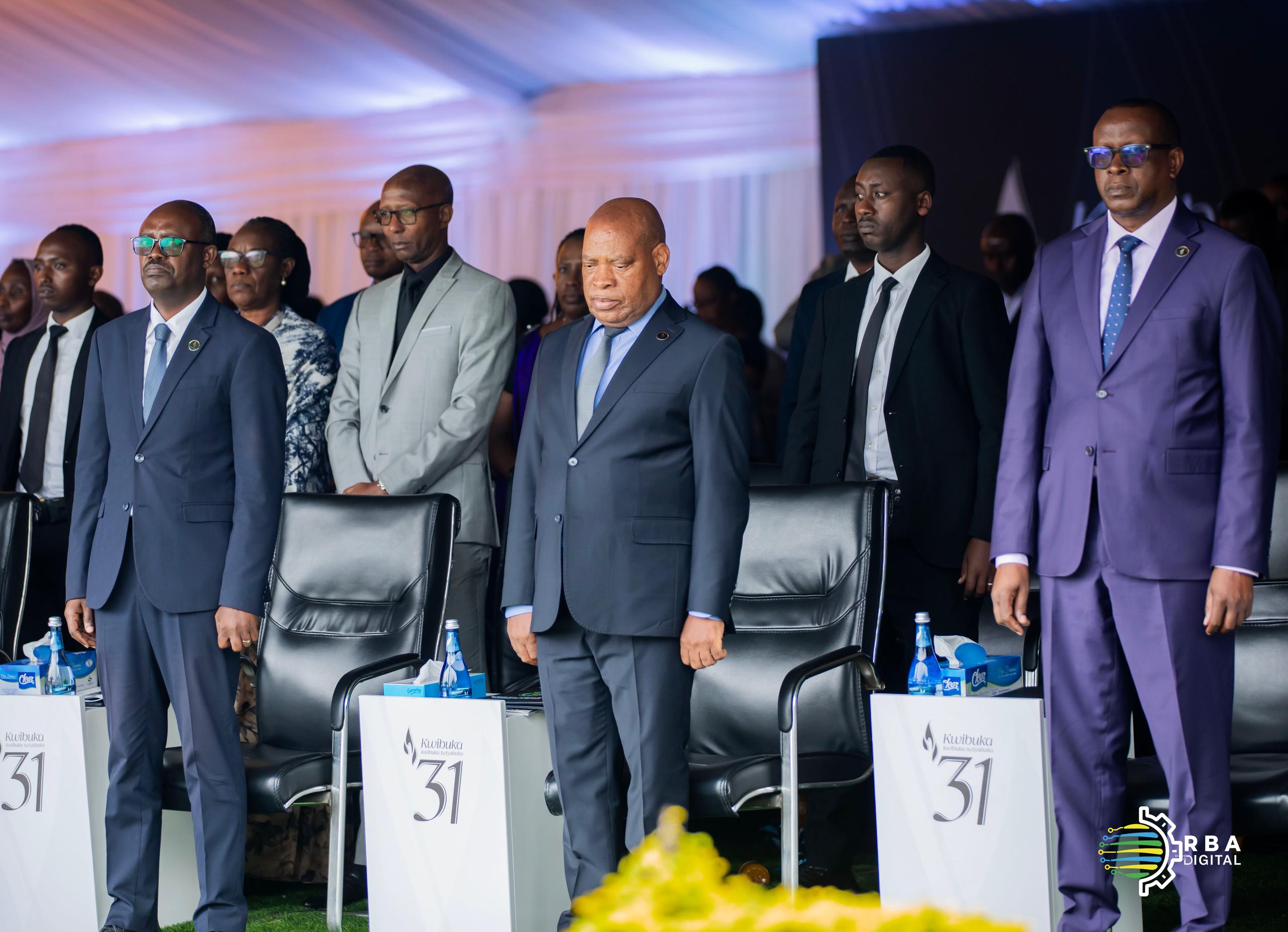 Perezida wa Dr Kalinda François Xavier (hagati) hamwe n