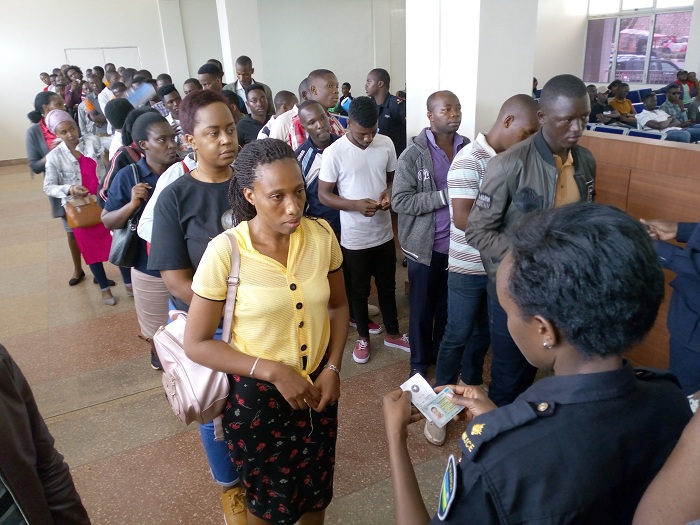 Abagiye gukora ikizamini babanza gutanga indangamuntu zabo