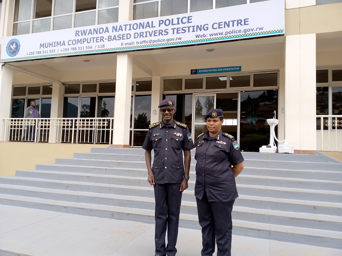 CP John Bosco Kabera (ibumoso), na ACP Teddy Ruyenzi bari imbere y'ahakorerwa ibizamini