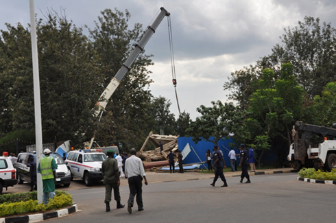 Imashini igerageza gukuraho igikuta cyagwiriye abantu