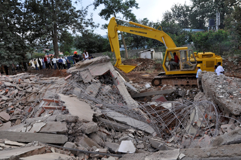 Imashini zikomeje gucukura zigengesera bashakisha abandi bantu bashobora kuba bari munsi 
