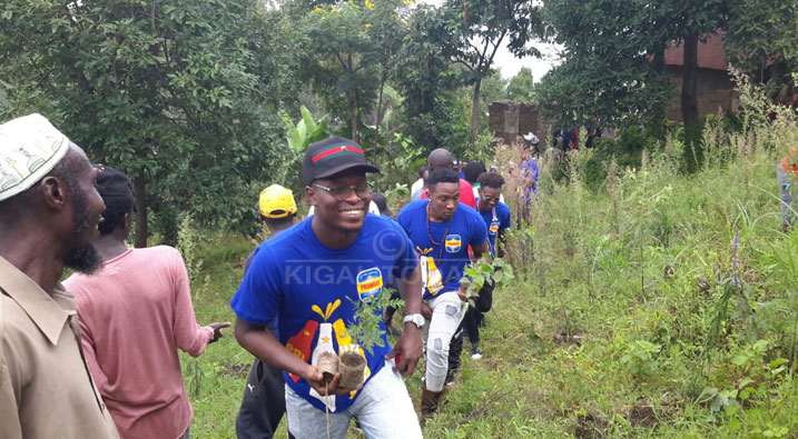 Abaririmbyi bari muri PGGSS bifatanyije n'abanyarubavu mu muganda wo gutera ibiti. Abo bagaragara imbere ni Bull Dog na Christopher 