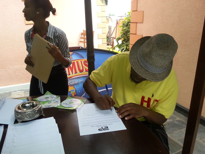 Senderi ashishikaye asinya amasezerano.