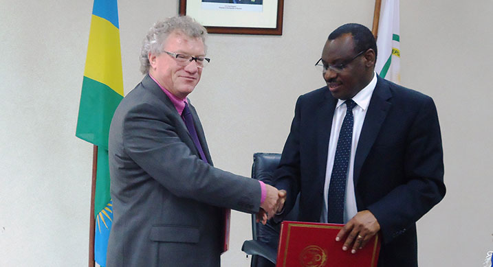 Minisitiri w'imari, Amb Gatete na Amb Ryan uhagarariye EU mu Rwanda bahererekanya amasezerano y'inkunga nyuma yo kuyashyiraho umukono.