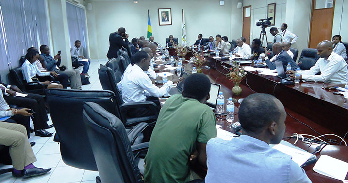 Abanyamakuru n'abakozi muri MINECOFIN na NISR bitabiriye igaragazwa ry'uko umusaruro wagenze mu mwaka ushize.