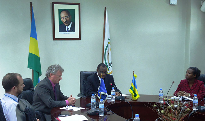 Umunyamabanga wa Leta muri MININFRA ushinzwe Ingufu, Kamayirese Germaine (iburyo) yasobanuye ko inkunga yatanzwe igiye kugabanya ikigero cy