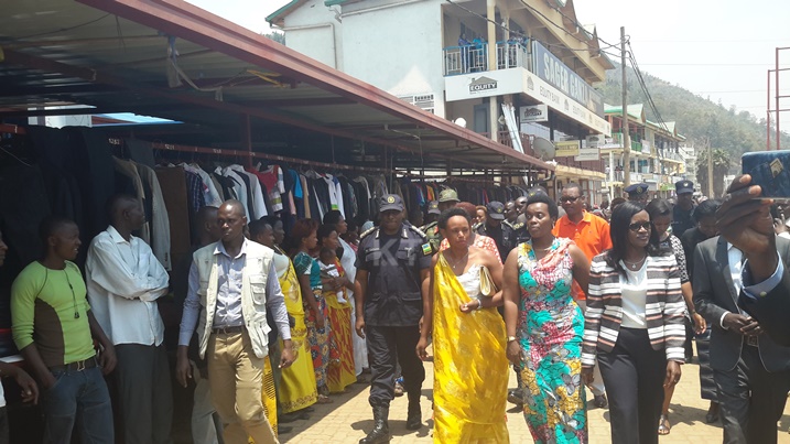 Abayobozi batandukanye basuye isoko rishya ryubakiwe abazunguzayi muri Nyabugogo.