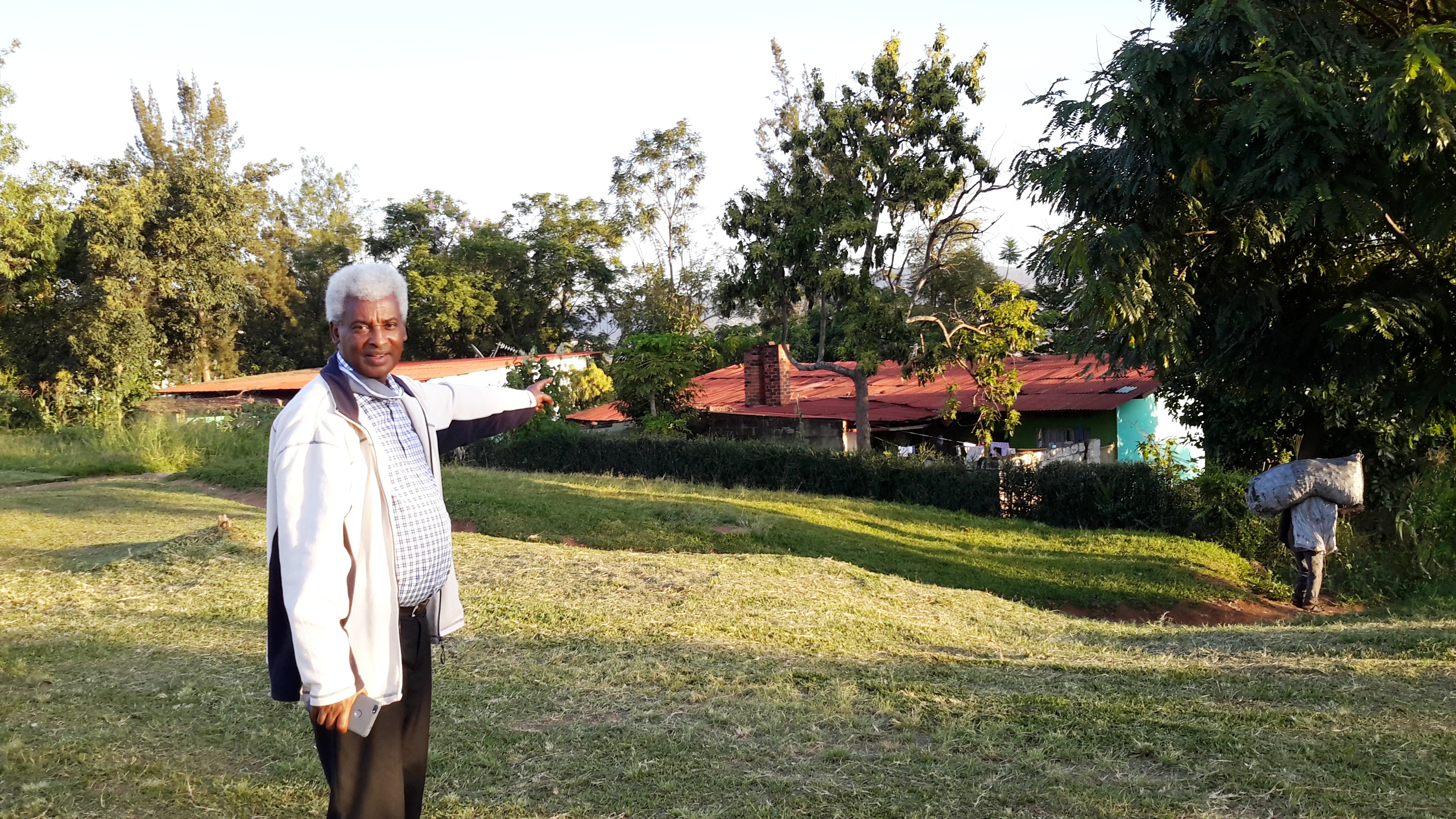 Umuhimbyi w'indirimbo “Umwana ni umutware” mu barokokeye Jenoside muri IFAK, arerekana inzu yari atuyemo ari umwarimu muri 1994