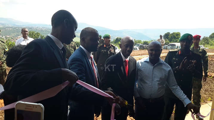 Ministiri w'ubutegetsi bw'Igihugu, Lt Gen Ibingira, Umuyobozi w'akarere ka Gasabo n'abandi, basuye ibyumba by'amashuri byubatswe n'inkeragutabara.