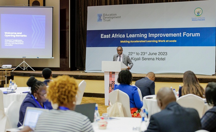 Minisitiri Gaspard Twagirayezu aganiriza abitabiriye iyo nama