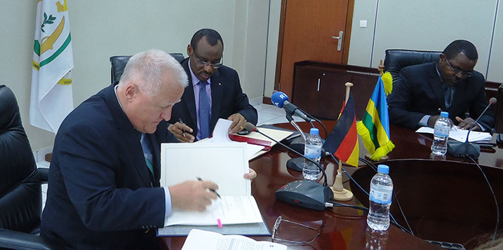 MINECOFIN na MINALOC bijeje Ambasaderi Fahrenholtz ko inkunga igihugu cye cyatanze izatanga umusanzu mu iterambere ry'abaturage.