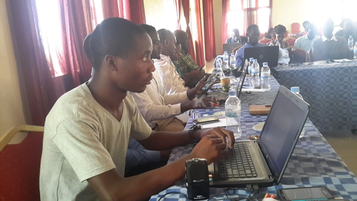 Abanyamakuru mu kiganiro bagiranye na 'Action Aid' ku bijyanye no guharira abagore n'abakobwa imirimo yo mu rugo.