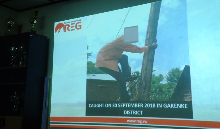 Hari abajura b'amashanyarazi REG ivuga ko yafatiye mu cyuho