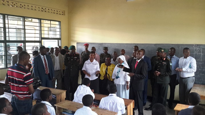 Kuri FAWE Girls School bishimiye inyubako y'amashuri bubabikwe n'Inkeragutabara.