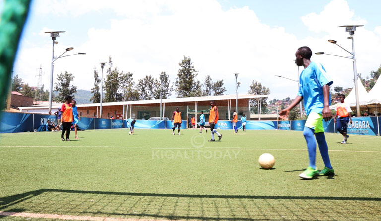 Abaturuka mu bihugu bitandatu bigize akarere k'ibiyaga bigari, abahungu n'abakobwa, barahura bagasabana bakina umupira wa Football3