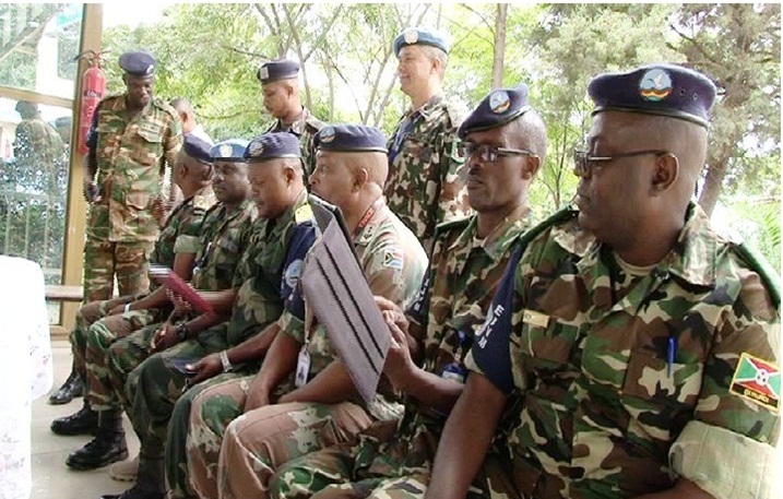 Abasirikare bagize itsinda rya EJVM bari mu gikorwa cyo kwakira umusirikare wa RD Congo.