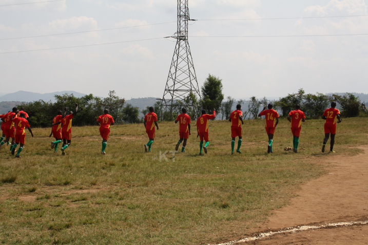  Amakipe yakiniye ku kibuga kitameze neza ariko umukino witabiriwe n