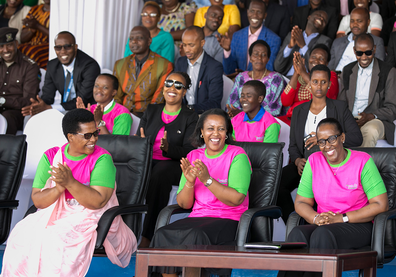 Abayobozi batandukanye barimo Guverineri w'Intara y'Amajyepfo Hon Mureshyankwano Marie Rose na Minisitiri w'Iterambere ry'Umuryango Hon Espérance Nyirasafari bari bifatanyije na Madame Jeannette Kagame muri iki gikorwa