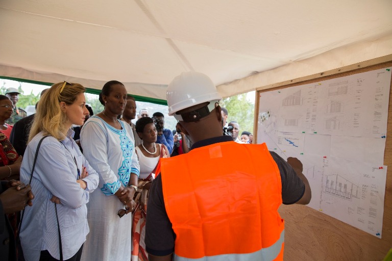 Madame Jeannette Kagame na Della Tamari berekwa igishushanyombonera cy'iryo rerero rigiye kubakwa i Rutsiro 