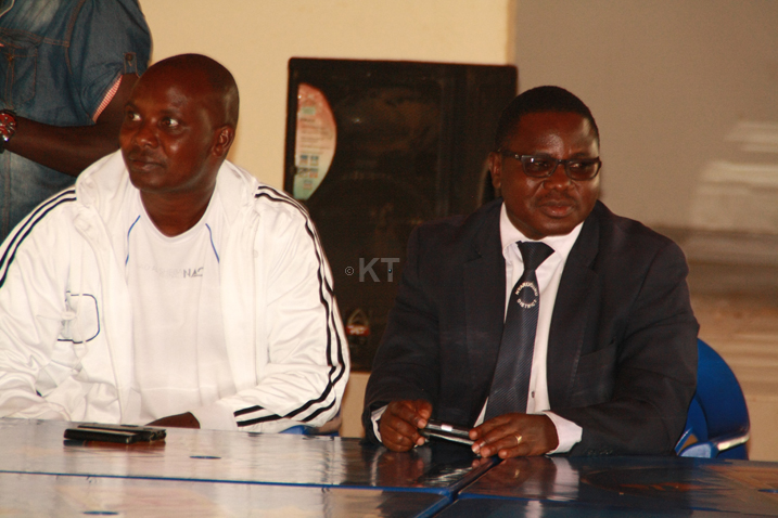 Meya Habitegeko (iburyo) avuga ko bagiye gushyira imbaraga mu kubaka ibibuga no gushinga amakipe