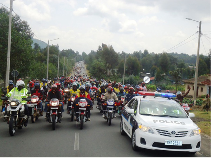 Umuhango wabimburiwe n'urugendo rw'abanyamaguru, abatwara ibinyabiziga n'abayobozi batandukanye
