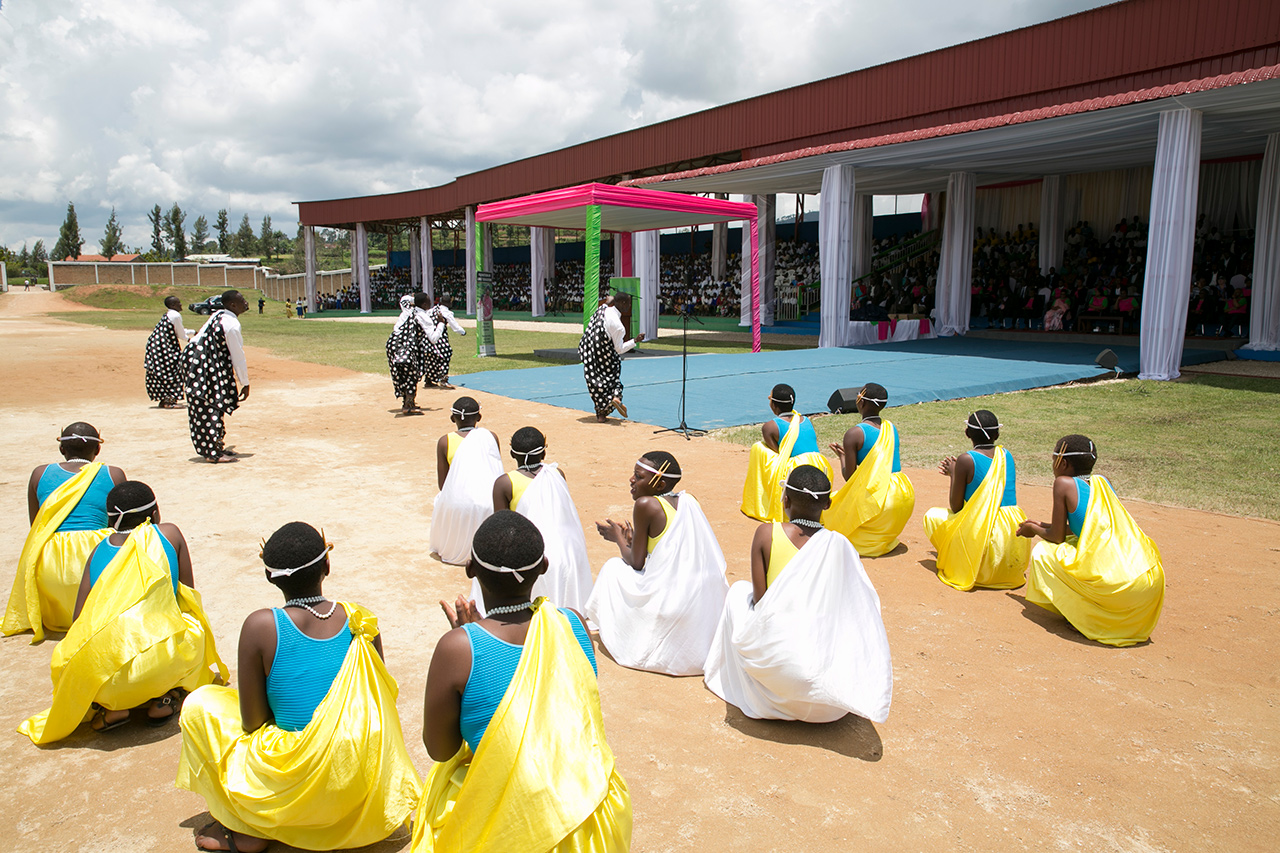 Ababyinnyi basusurukije abari bitabiriye ibi birori
