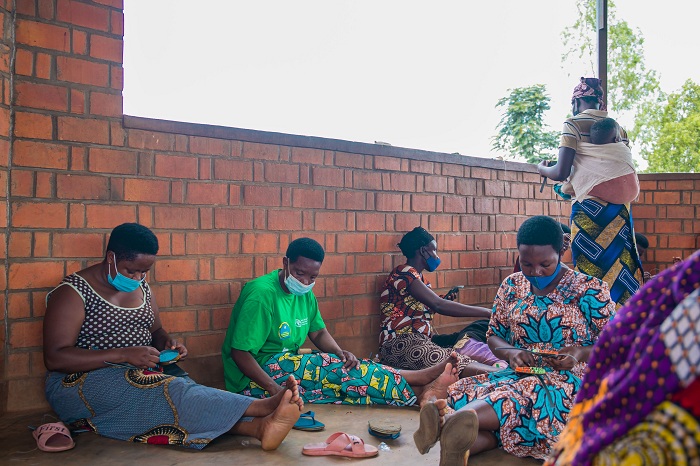 Gukora inkweto bakazishyiraho amasaro ngo bituma babona amafaranga yo kwikenura