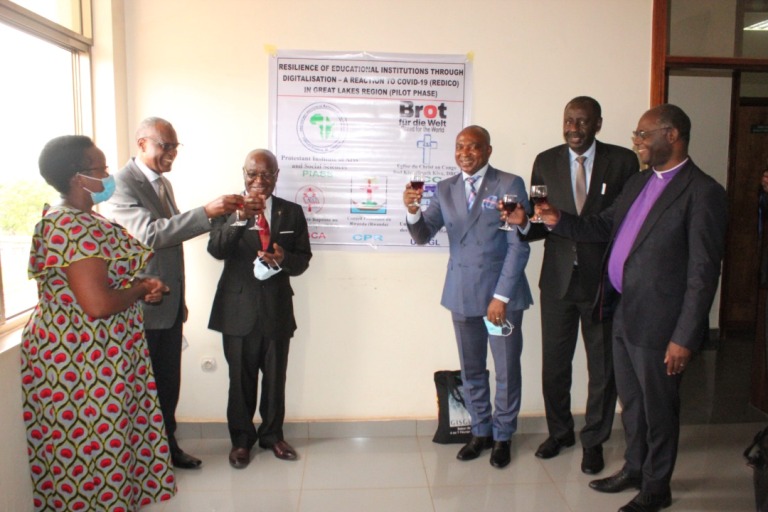 Basangiye icyo kunywa bishimira amasezerano bamaze gusinyana