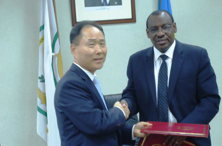 Minisitiri muri MINECOFIN na Ambasaderi wa Koreya y