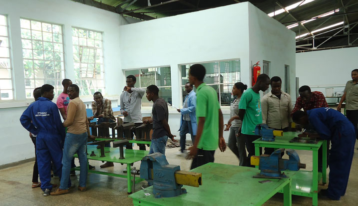 Basuye icyumba cyigishirizwamo ibyo gukwirakwiza amazi basanga mu itsinda ry'abantu barenga 10 harimo umugore umwe gusa.