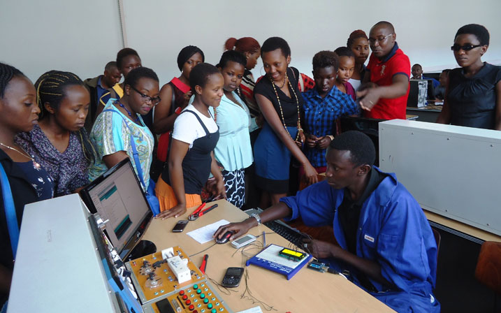 Aba bakobwa basuye ahigishirizwa imyuga inyuranye.